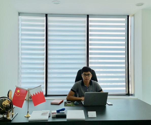 陆利雁在沙特公司办公室办公.jpg