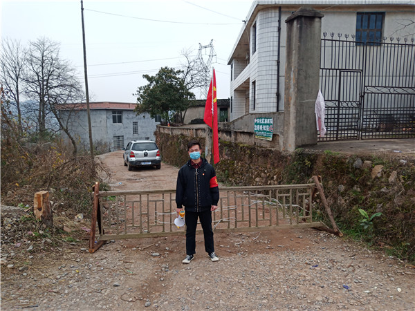 村内路口执勤.jpg