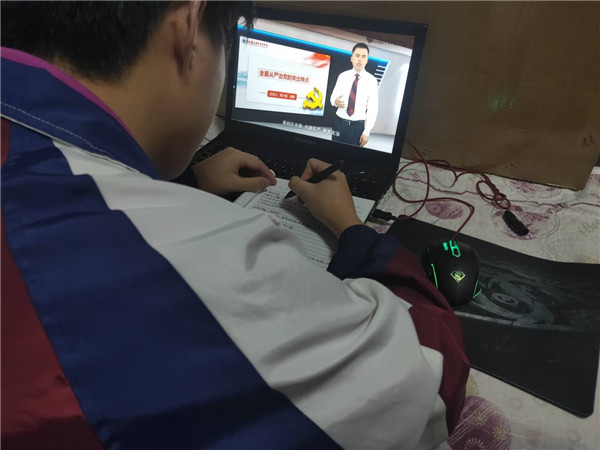 学生线上学习照片.jpg