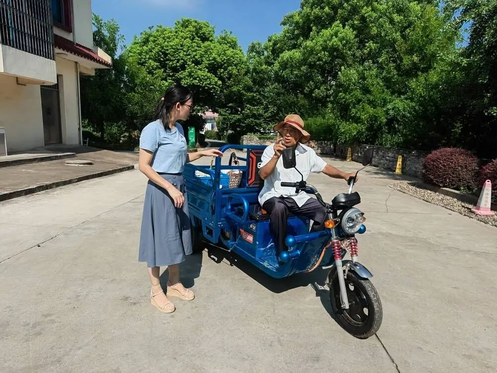 无锡职院教师在无锡惠山区阳山镇桃源村前寺舍调研桃农收入情况.jpg