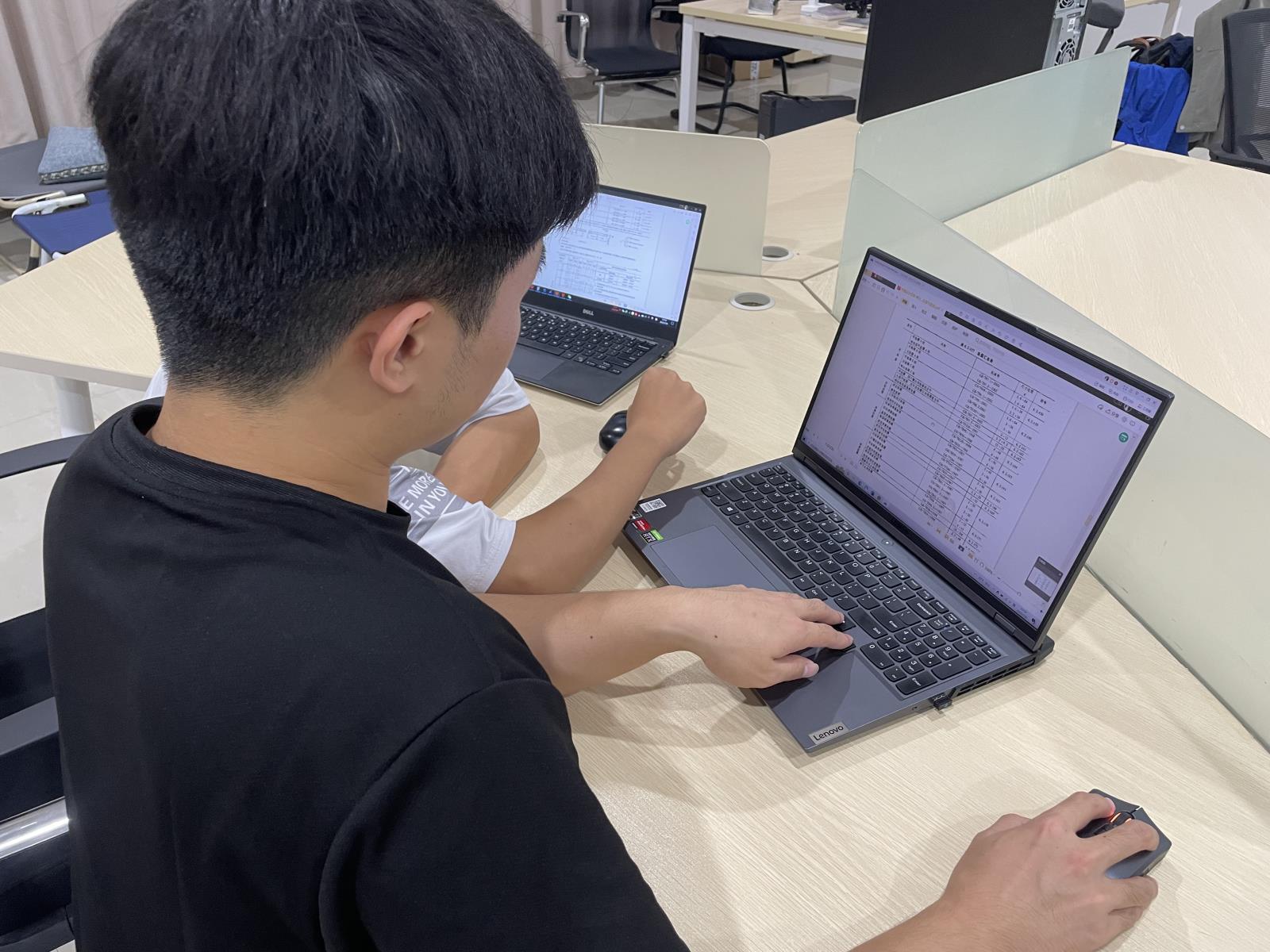 3.黄如意和团队成员在研讨打磨方案.jpg