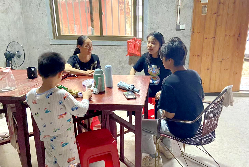 走访社区居民宣讲环保知识.png