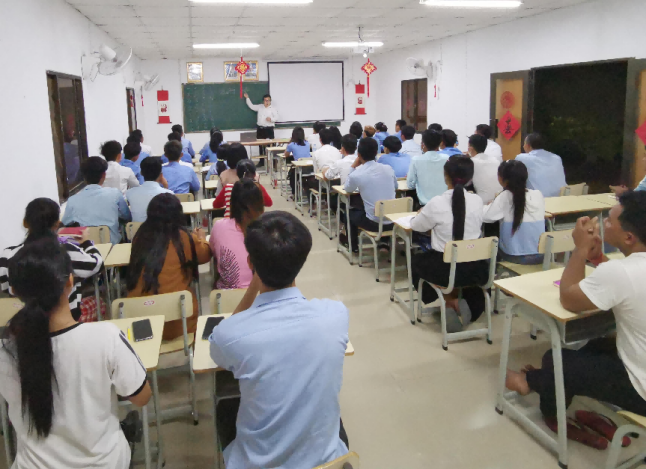 我校教师在柬埔寨开展培训教学2.png